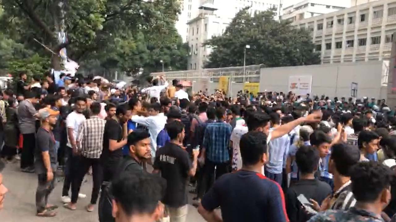 শিক্ষা উপদেষ্টার পদত্যাগের দাবিতে শিক্ষা ভবন ঘেরাও