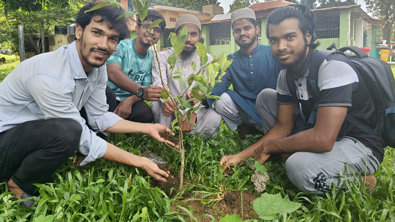 চবিতে জুলাই শহীদদের স্মরণে পাঠকমেলার বৃক্ষরোপণ